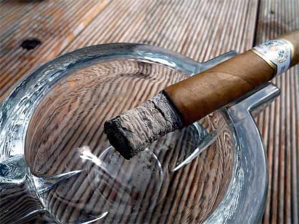 How to Ash a Cigar: The Correct Way-5 How to Ash a Cigar: The Correct Way-5