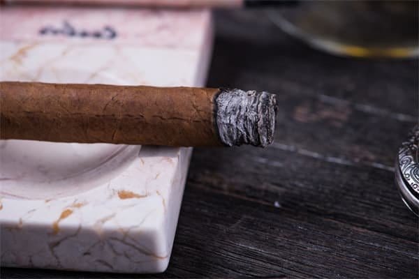 How to Ash a Cigar: The Correct Way-7 How to Ash a Cigar: The Correct Way-7